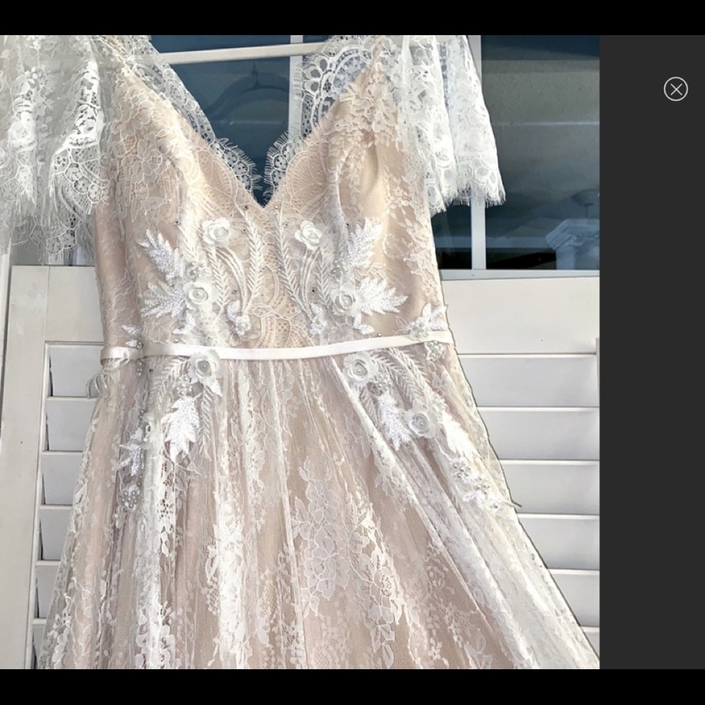 Never Worn Beautiful Lace Wedding Dress